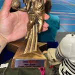 le trophée de MVP dans les mains de Indhira 